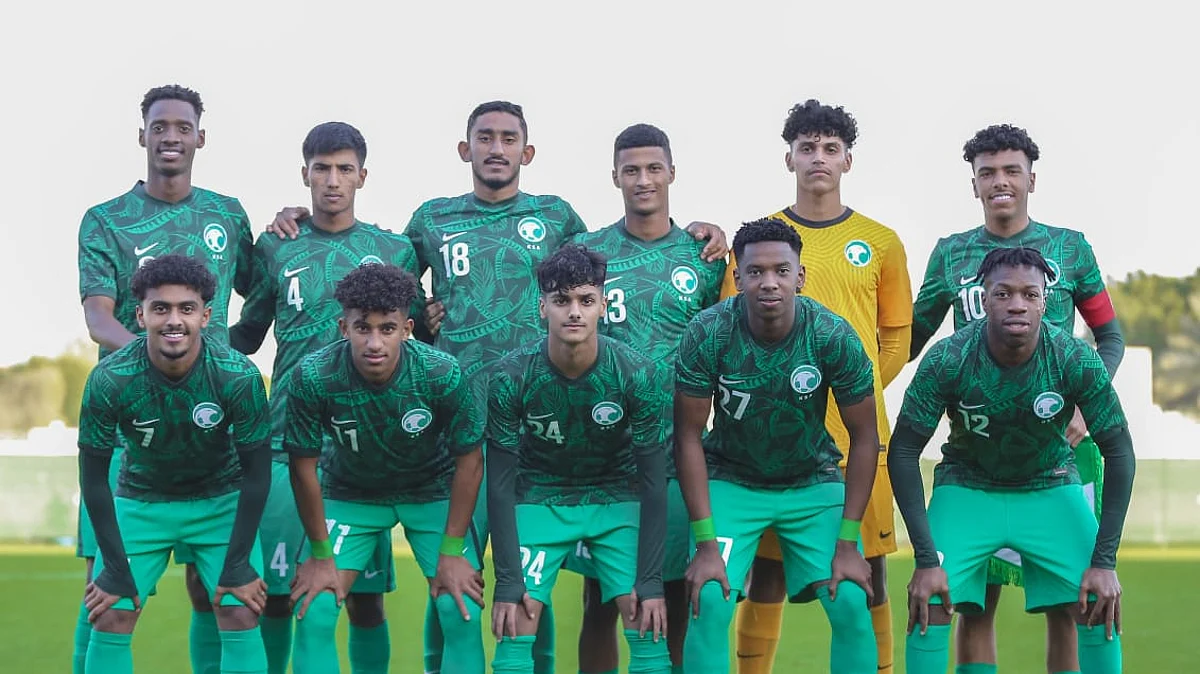 بمشاركة 26 لاعبًا.. الأخضر الشاب يفتتح معسكر الشرقية ويواجه قطر مرتَيْن