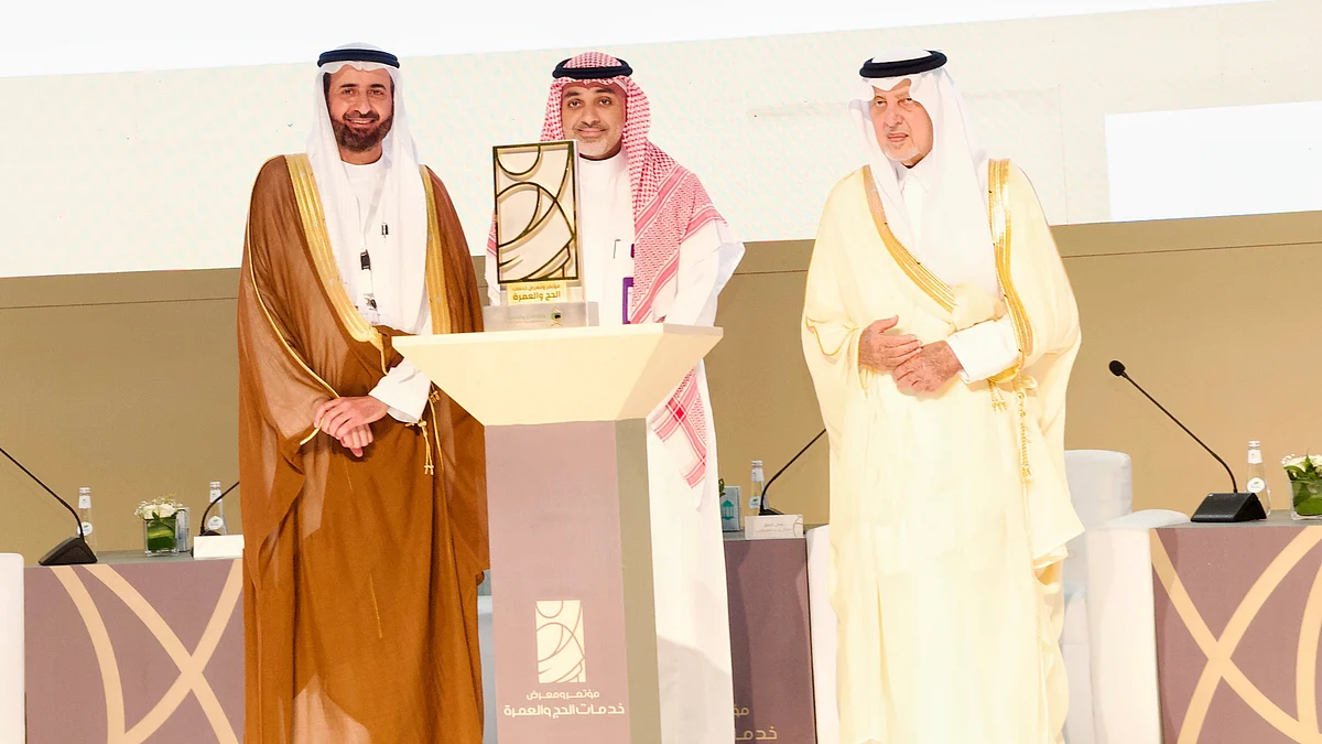 خالد الفيصل يكرّم stc لدعمها التقني لمؤتمر الحج والعمرة