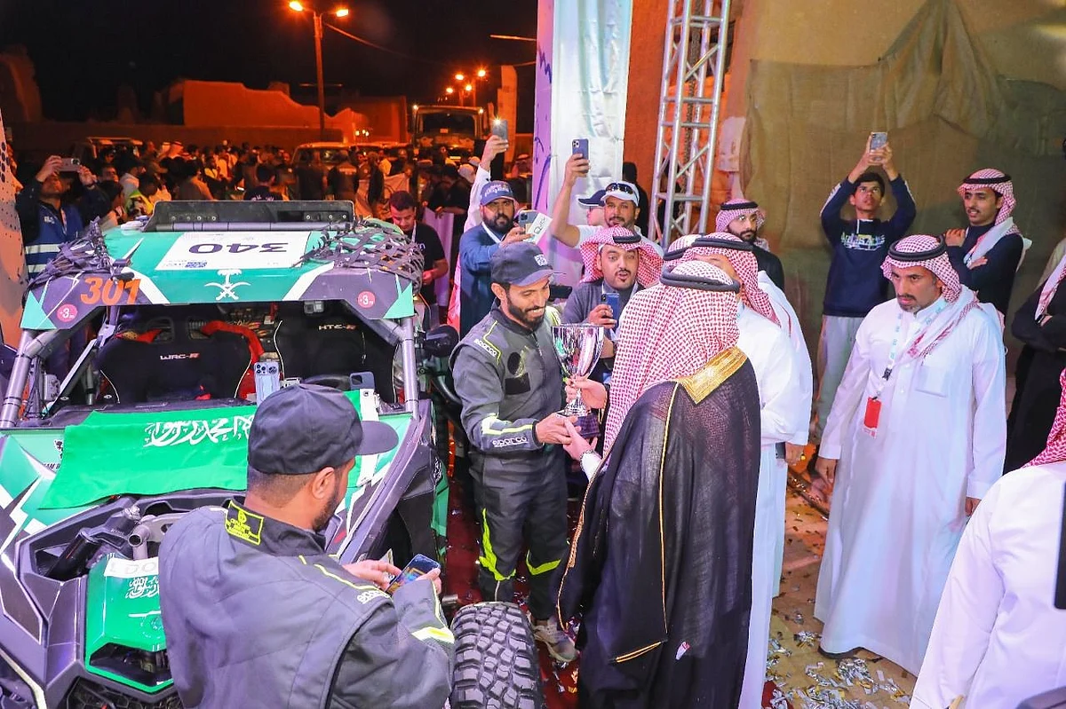 شاهد.. وكيل محافظة المجمعة يتوِّج الفائزين بـ"رالي سدير 2022"