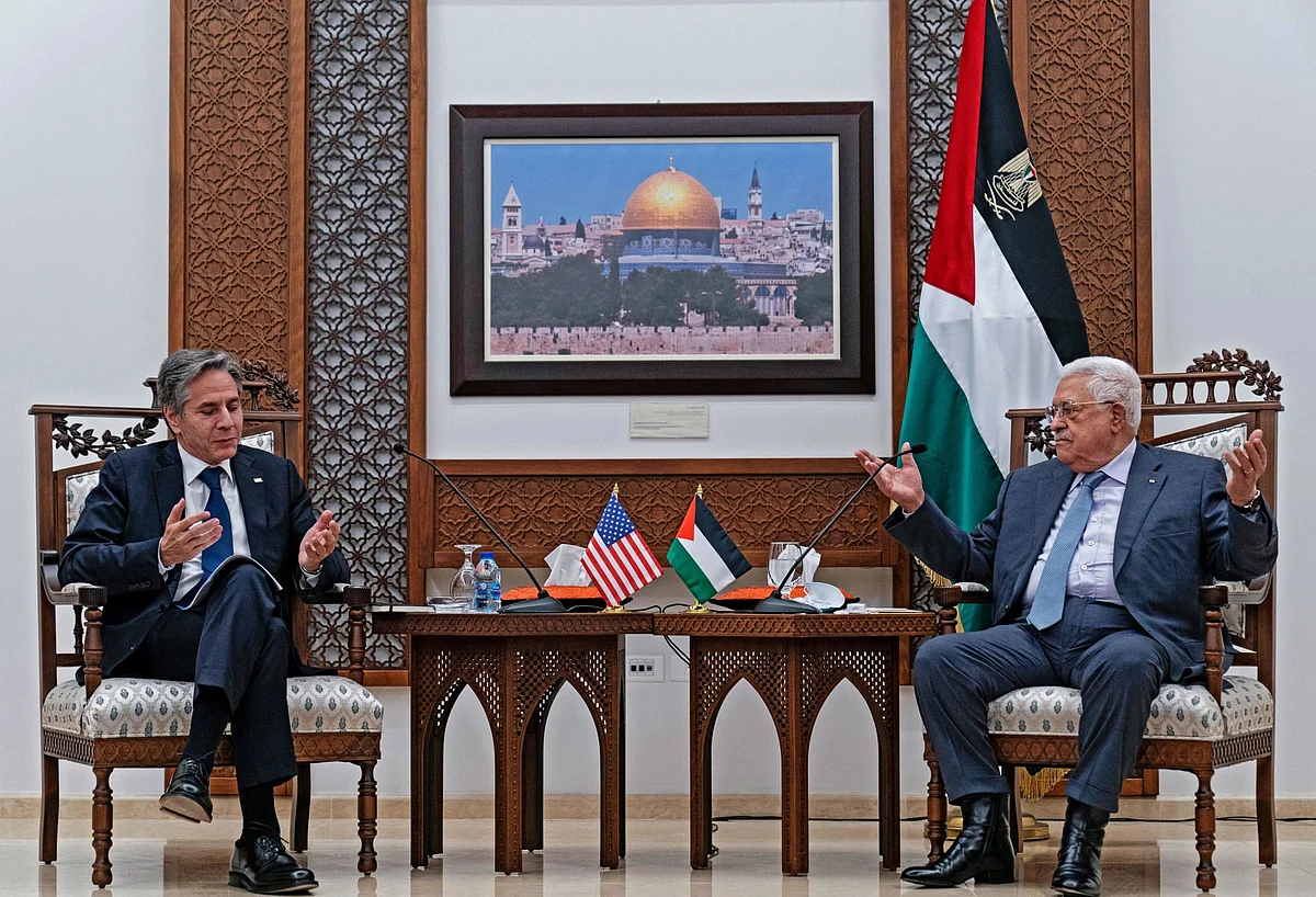 "بلينكن" يؤكد للرئيس الفلسطيني التزام أمريكا بمبدأ حل الدولتَيْن