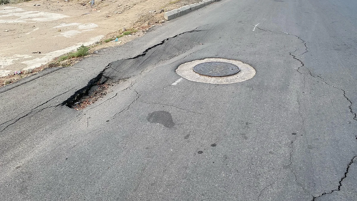 شاهد.. هبوطٌ أرضيّ جديد في شارعٍ بالخضراء بمكة المكرمة