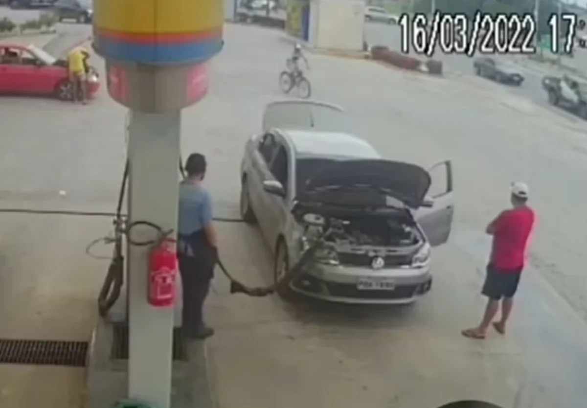 خطأ قاتل ونهاية مرعبة.. شاهد أسوأ وأغرب انفجار لسيارة بمحطة وقود