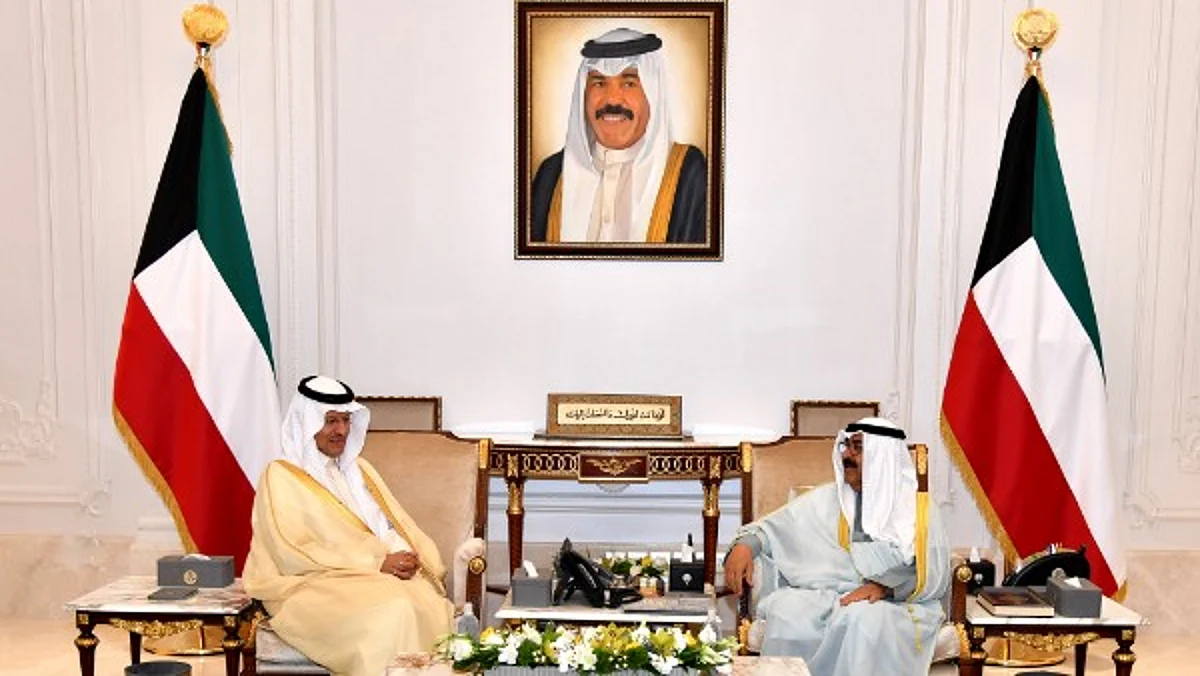 ولي عهد الكويت يستقبل الأمير عبدالعزيز بن سلمان