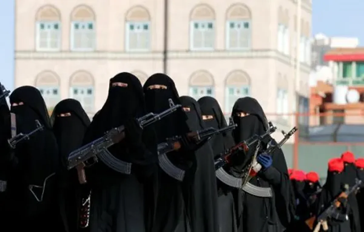 ألا بُعدًا لقداسة السلالة والخمينيات.. "الزينبيات" الحوثية تدهم مصليات النساء