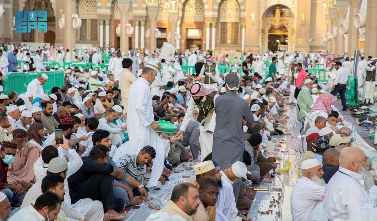 رحلة إفطار الصائمين بالمسجد النبوي.. 2.7 مليون وجبة في 20 يوماً