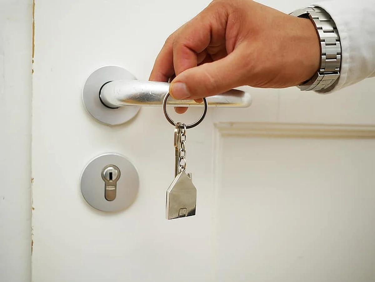 جدة.. أحلام مواطن تتبخر بوجود وحدة سكنية.. والخصم طال راتبه منذ 3 سنوات دون وجودها!