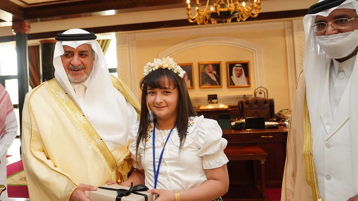 أمير تبوك يكرم طلاب وطالبات مدارس الملك عبدالعزيز بالمنطقة المتميزين