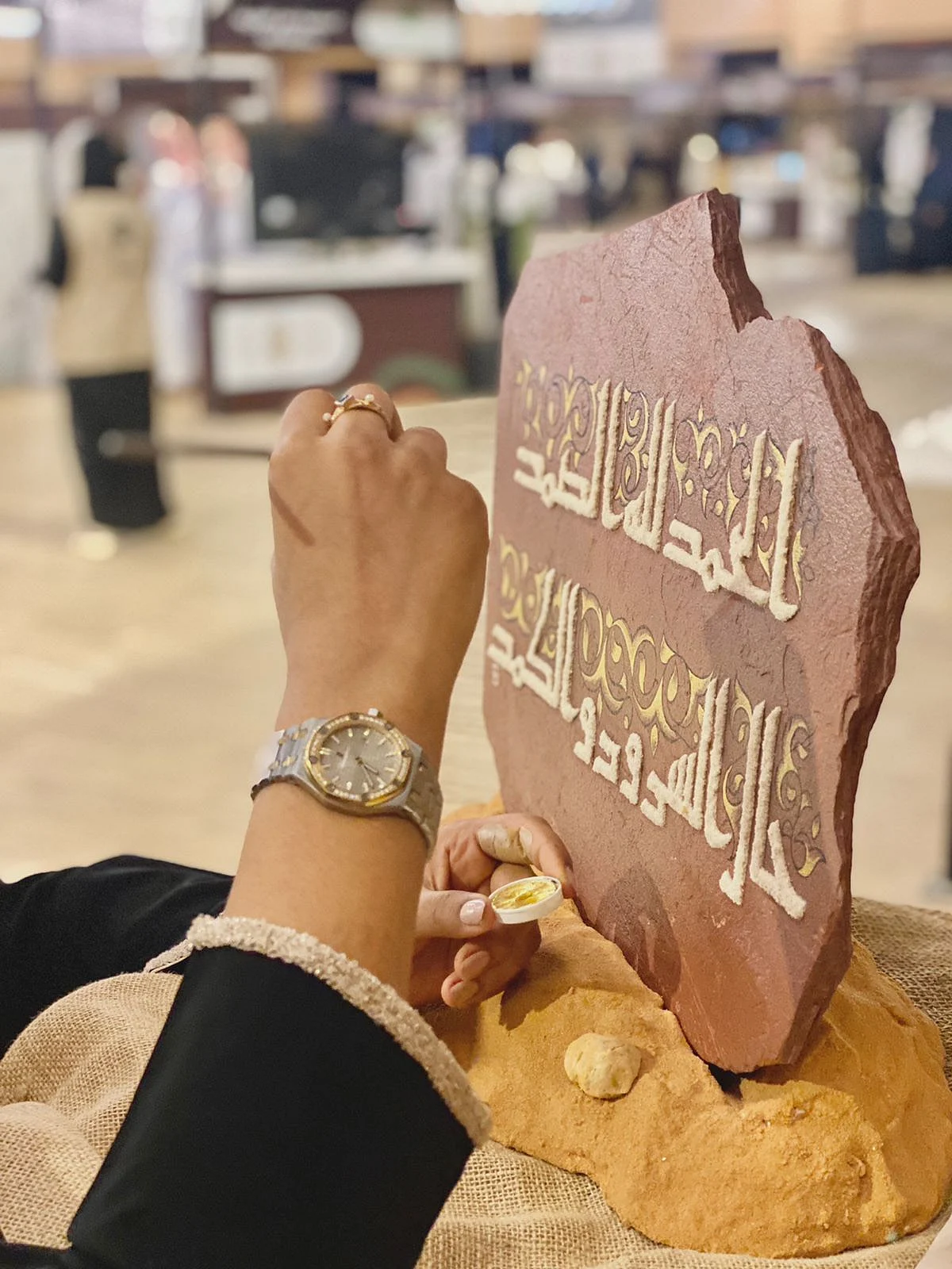 رمال وصخور "العلا" تلهم "رشا الجود" بفكرة مبتكرة.. وإنتاجها ينتشر بمناطق المملكة وخارجها