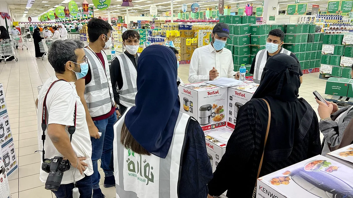 "ورود نوارة التطوعي" يوزع ١٦٠ سلة غذائية بالرياض والقويعية والأفلاج