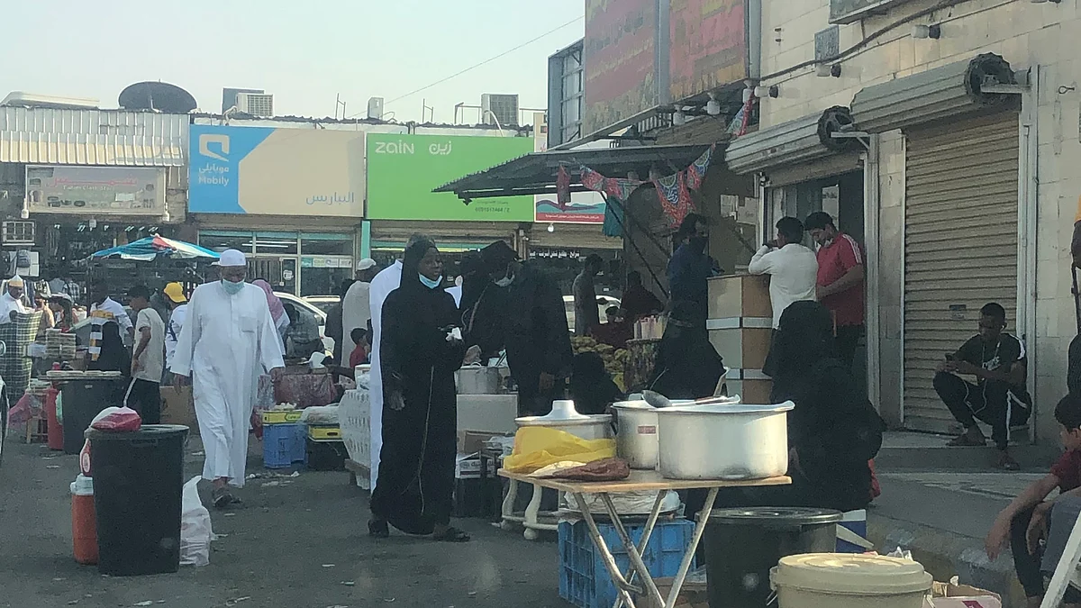 سوق كيلو 14 بجدة.. أطعمة مكشوفة وتسول وسرقات في ظل غياب الرقابة