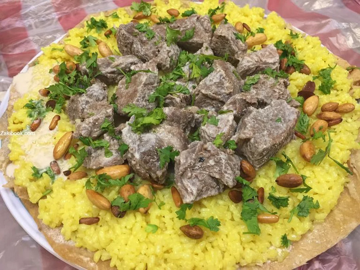 "المنسف والفسيخ والجريش والهريس والمشغوثة" أكلات تزين موائد السعوديين في أول أيام عيد الفطر المبارك