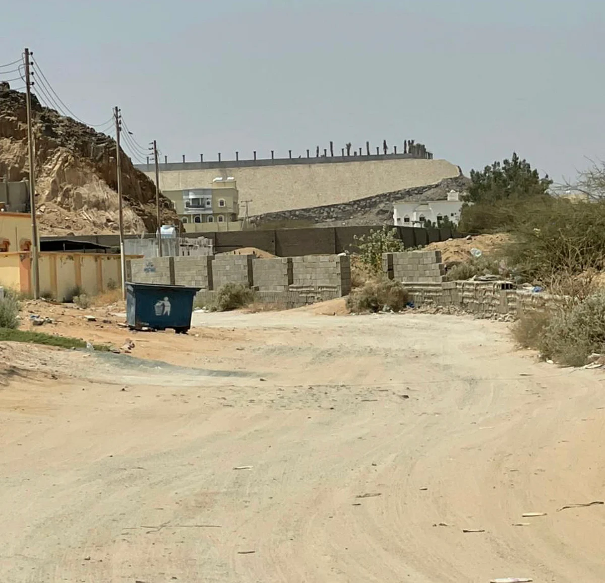 المقاول غادر بلا رجعة.. "المحاميد" أحد أقدم أحياء جدة بلا سفلتة "صور"
