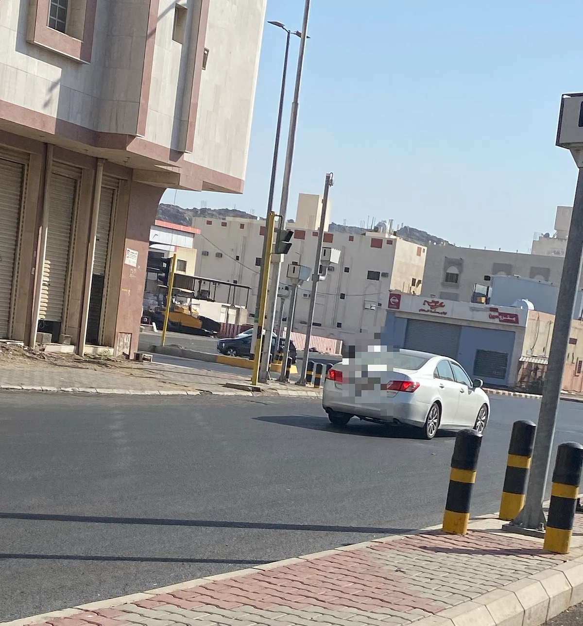 بعد مقطع فيديو متداول.. "المرور" يطيح بقائد مركبة عكس السير بأحد شوارع مكة