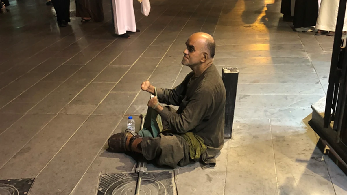 متسوِّل منذ عشرة أعوام في "حي البلد" بجدة.. يظهر في رمضان ويختفي في بقية الشهور
