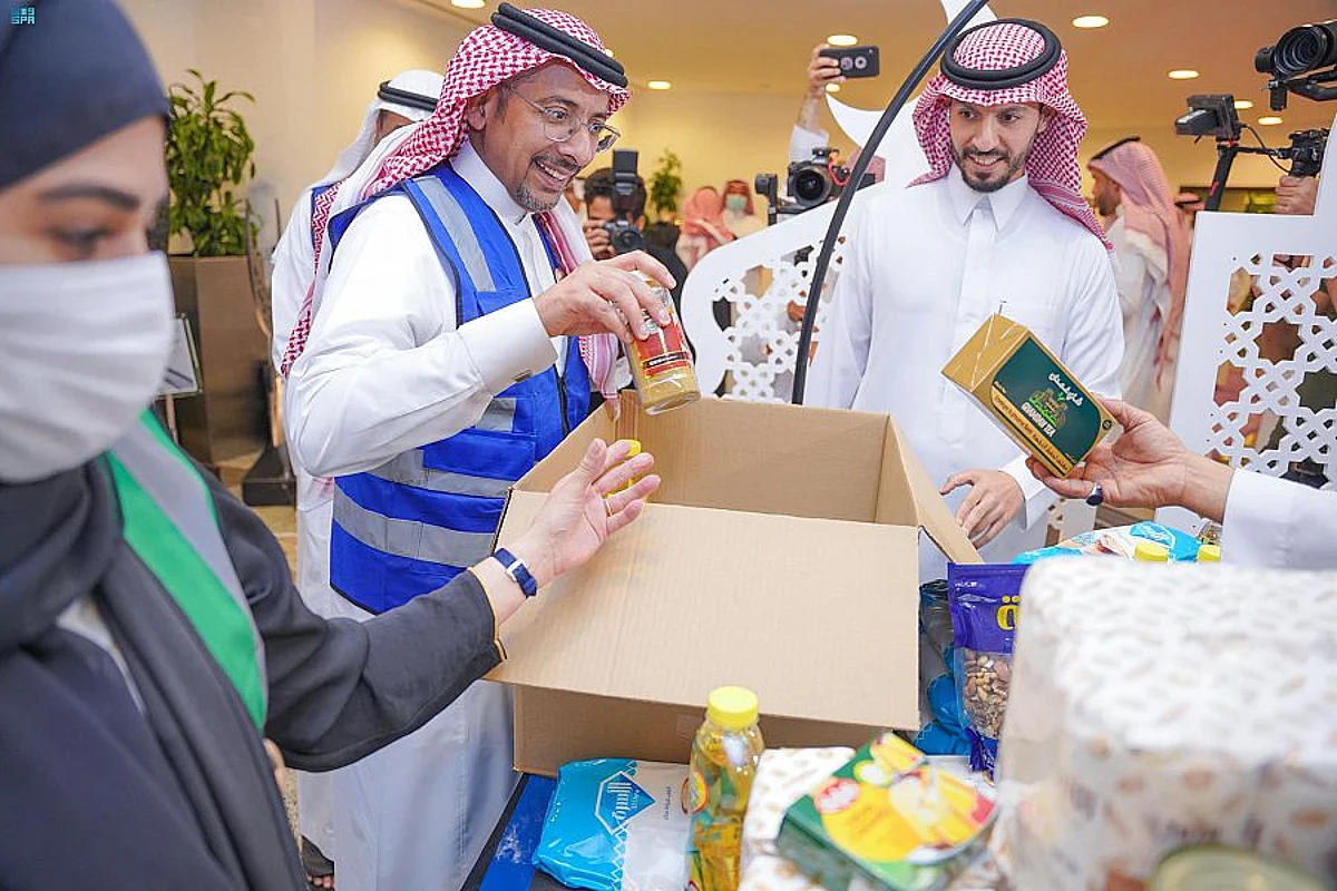 شاهد.. "الخريف" يُطلق ويشارك في المبادرة التطوعية لتجهيز السلال الرمضانية