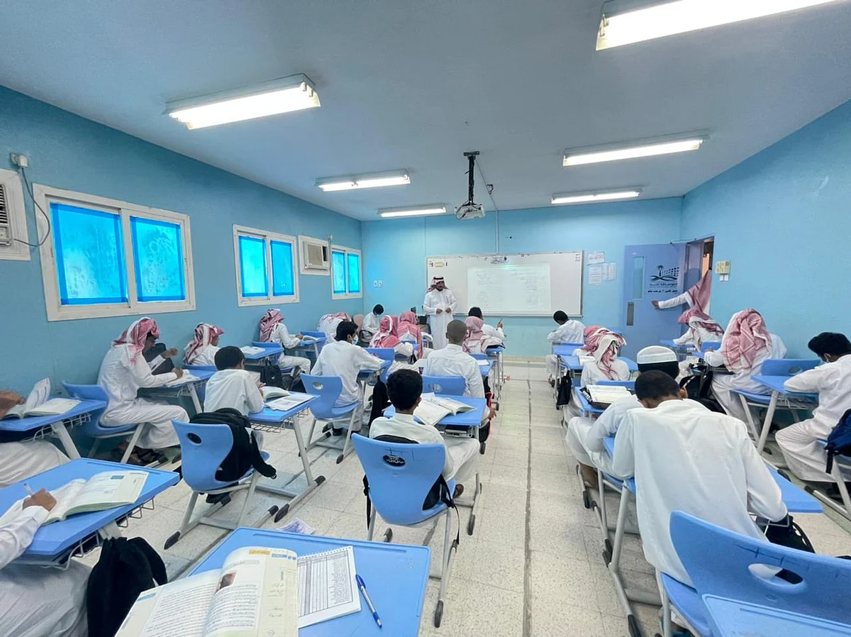 شاهد.. صور تعكس الحضور المميز لطلاب مدارس الأفلاج اليوم