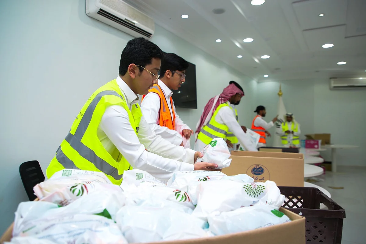 شاهد .. 2500 وجبة إفطار توزعها لجنة الأفلاج على المسافرين