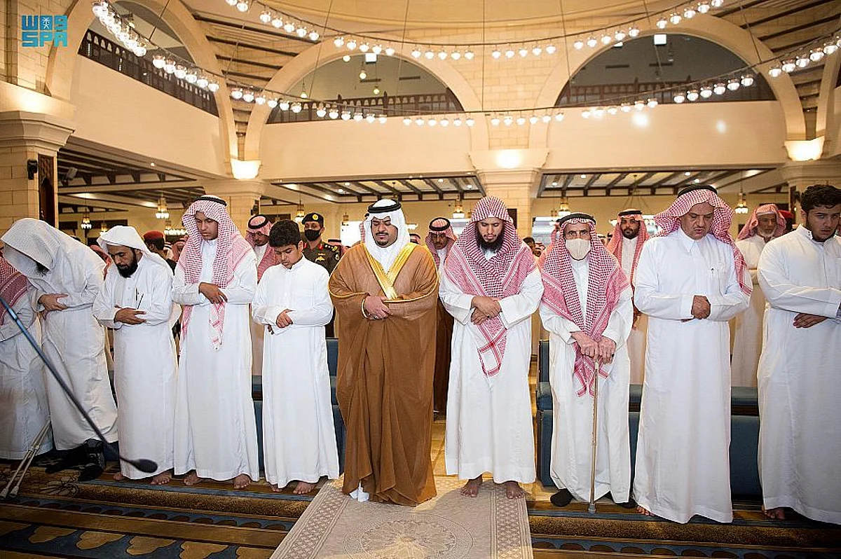 نائب أمير منطقة الرياض يؤدي صلاة الميت على زياد بن علي القبلان