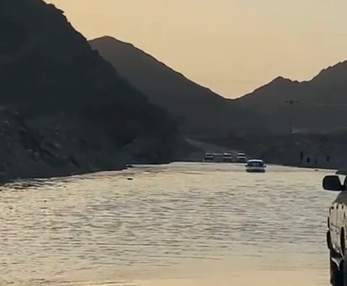 مزلقان وادي ذهب بالليث يفشل في أول اختبار.. عزل السكان لساعات