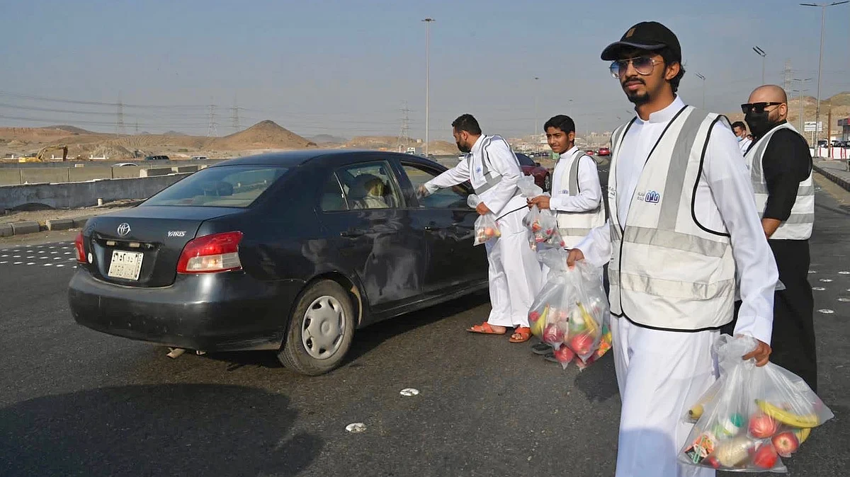أمانة جدة توزع 700 وجبة إفطار على المعتمرين