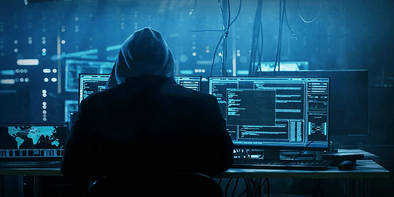 تقرير: هاكرز خدعوا أبل وجوجل ومواقع التواصل وجمعوا بيانات مستخدميهم الشخصية لابتزاز النساء والقصّر تقرير: هاكرز خدعوا أبل وجوجل ومواقع التواصل وجمعوا بيانات مستخدميهم الشخصية لابتزاز النساء والقصّر