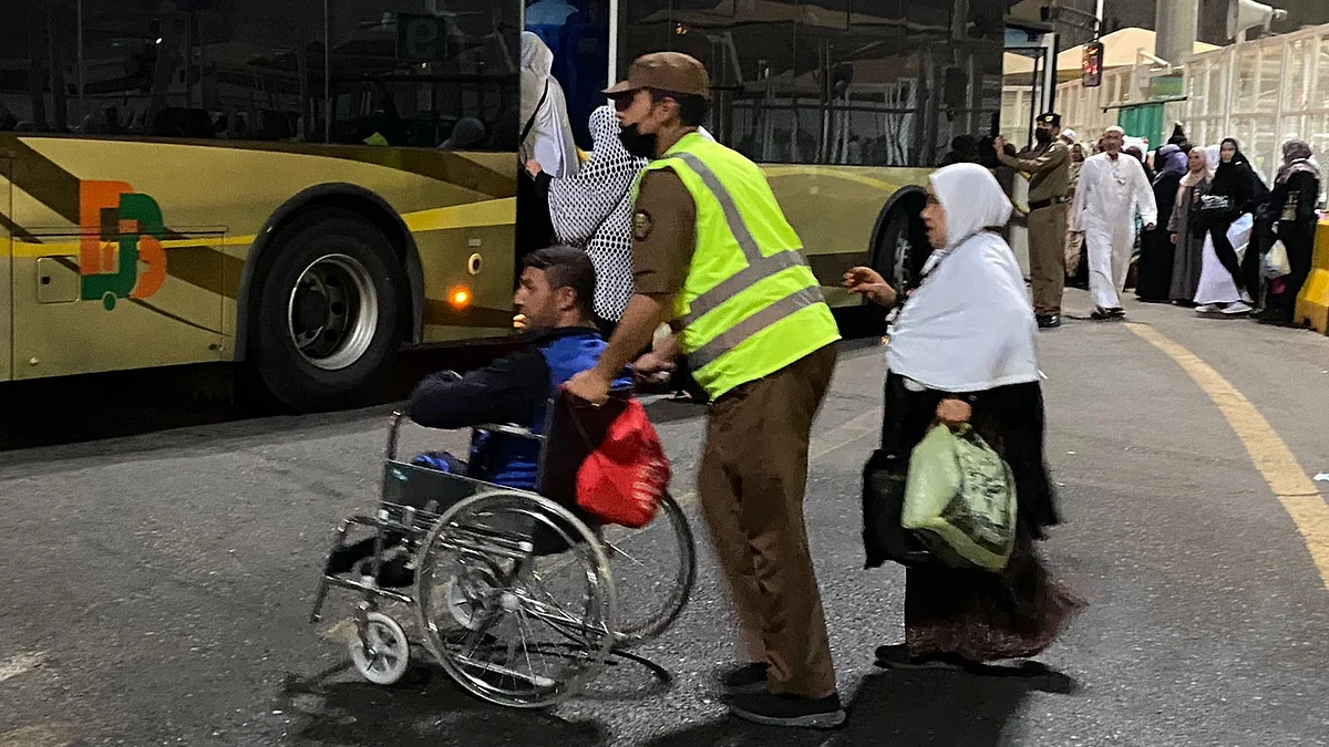 شاهد.. رجال شرطة العاصمة المقدسة يديرون كبرى محطات النقل بالحرم المكي