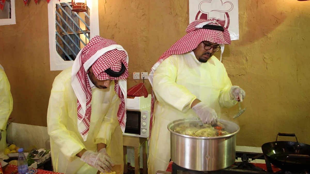 شاهد.. مسابقة "أفلاج شيف" تظهر مواهب الشباب في طهي الأطعمة الشعبية