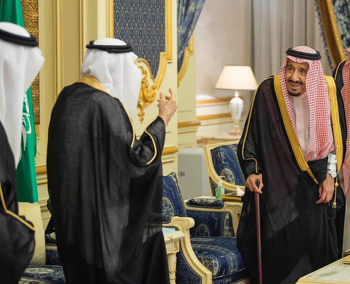 خادم الحرمين الشريفين يستقبل أصحاب السمو والفضيلة والمعالي وجمعاً من المواطنين