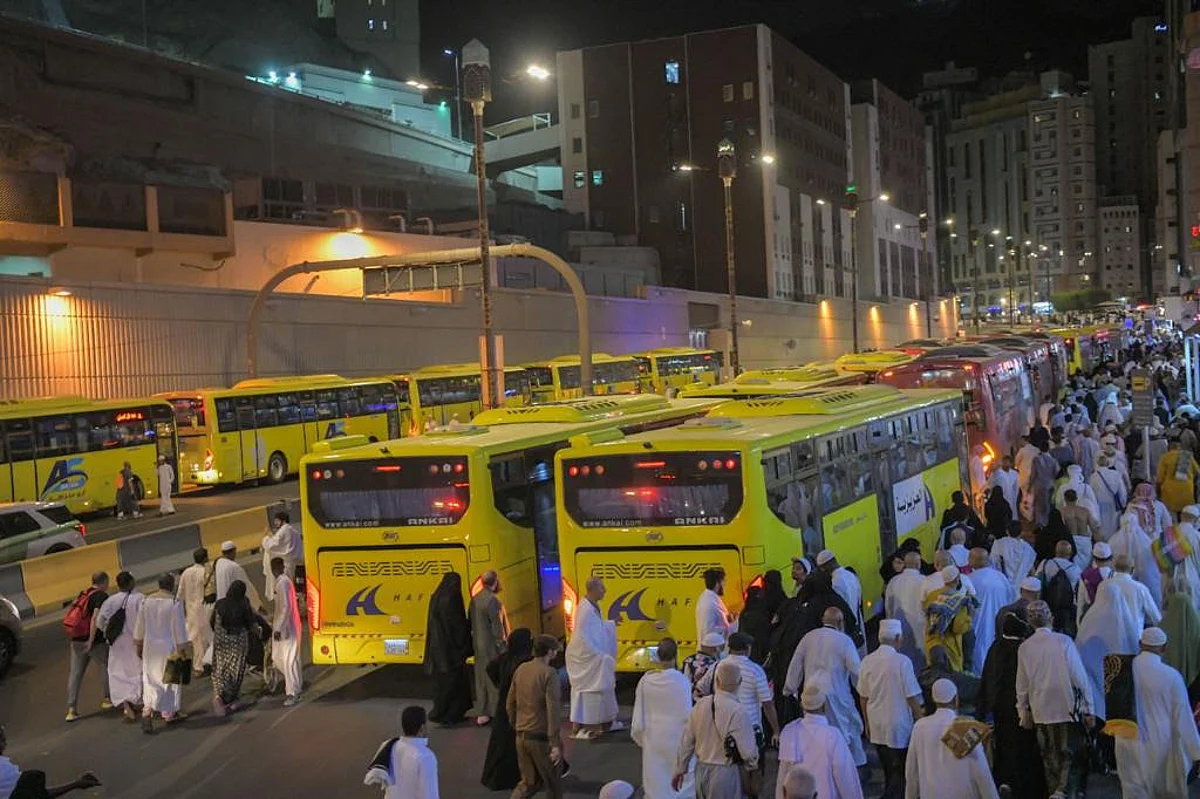 شاهد.. نجاح تسيير الحشود البشرية والمركبات في الطرق المؤدية للحرم ليلة 29 رمضان