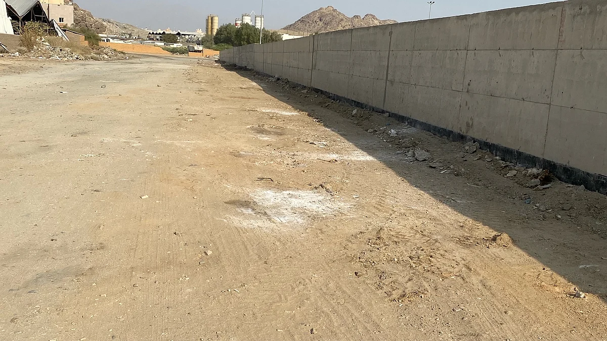 تجاوبًا مع "سبق".. تطهير موقع الأغنام النافقة شمال مقبرة شهداء الحرم