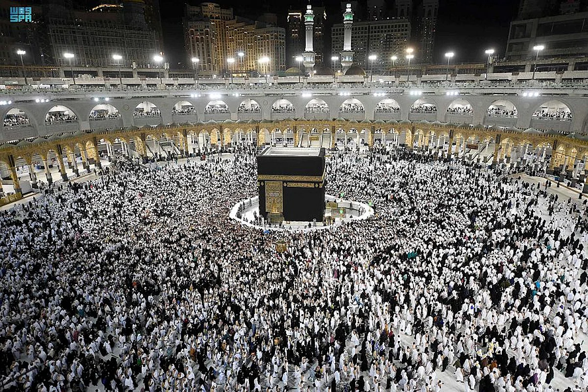 تحريًا لليلة القدر.. جموع المصلين تؤدي صلاة العشاء والتراويح والتهجد بالحرم المكي
