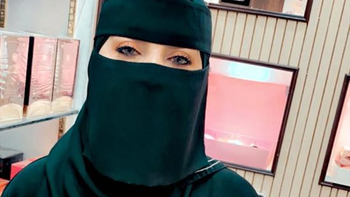 شجاعتها كبحت الحريق.. "مدني عسير" يُكرّم "منقذة المجمع التجاري بمحايل"