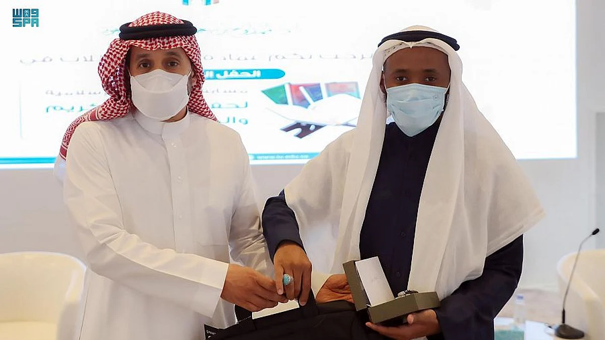 رئيس الجامعة الإسلامية يُكرّم الطلاب الفائزين بمسابقة القرآن الكريم والمتون العلمية