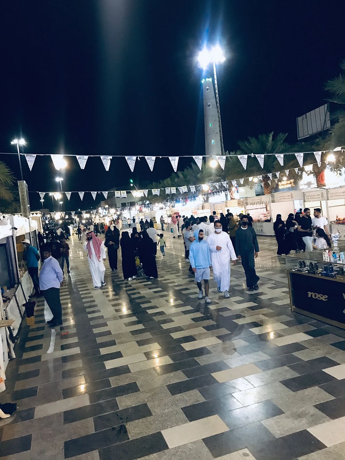 مهرجان ليالي رمضان بعنيزة يرتدي البياض متوشّحًا الفوانيس