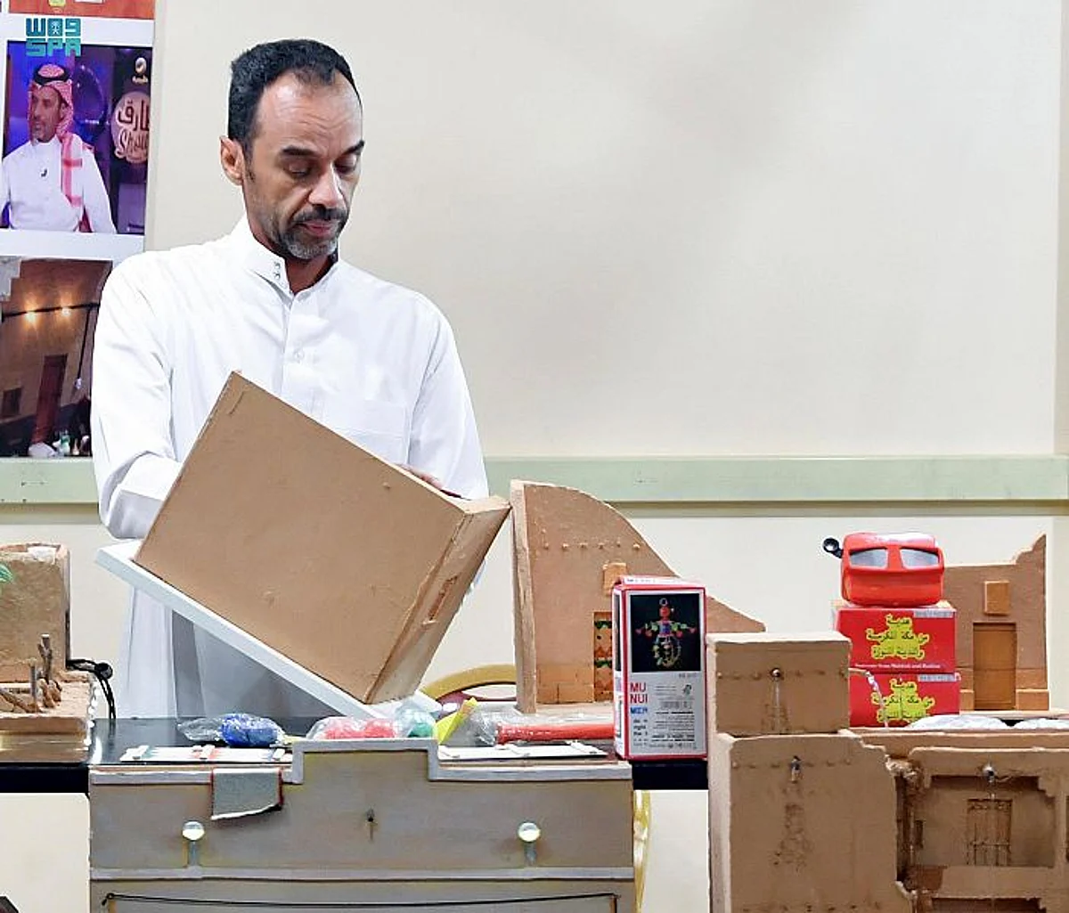 مكتبة وجسر وسيارات.. طريقة تنقل "المؤسّس" تلفت الانتباه بـ "ليالي رمضان"