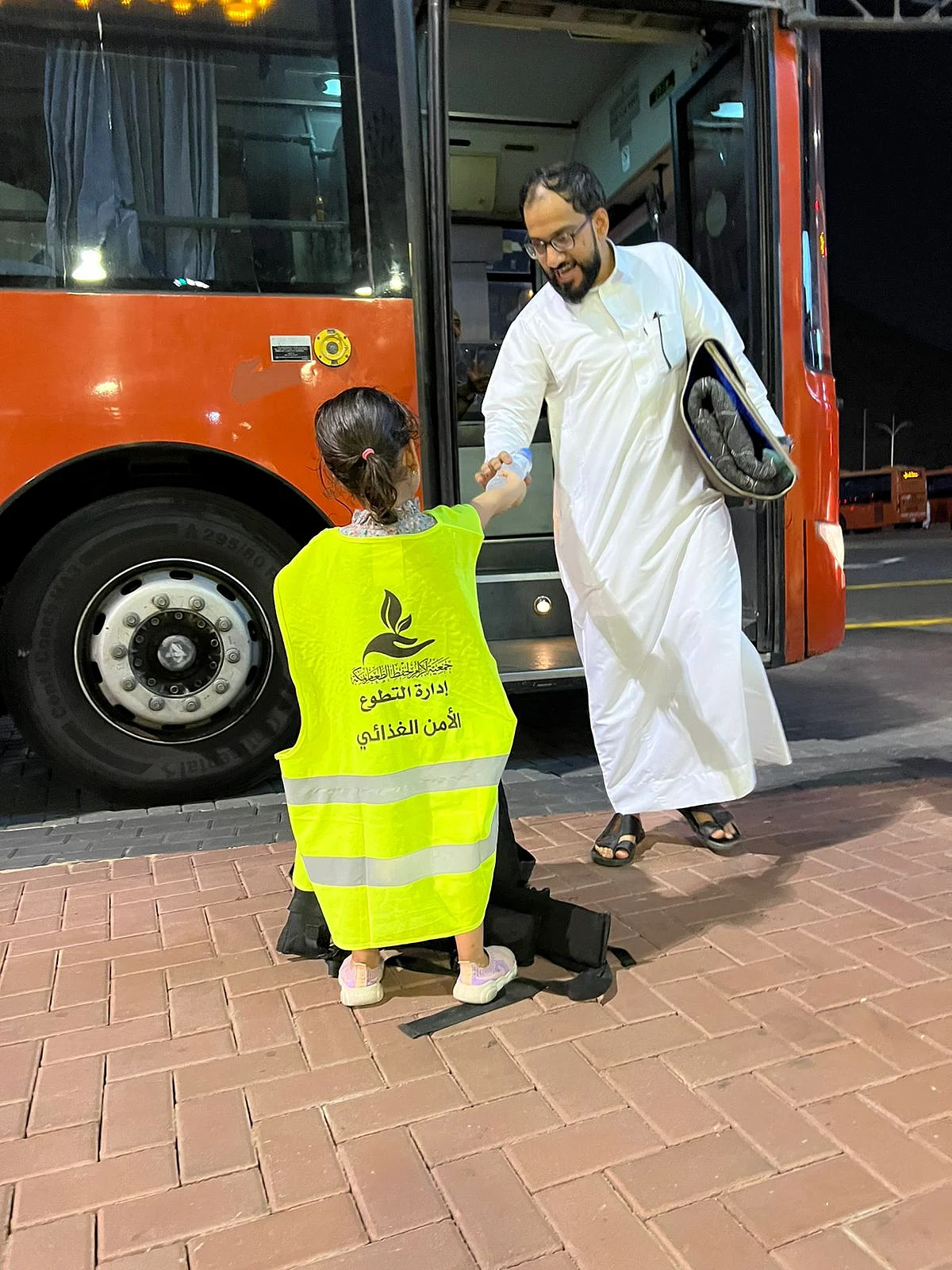 براعم الخير.. أصغر "متطوعة" تشارك في توزيع سقيا الماء بالحرم المكي