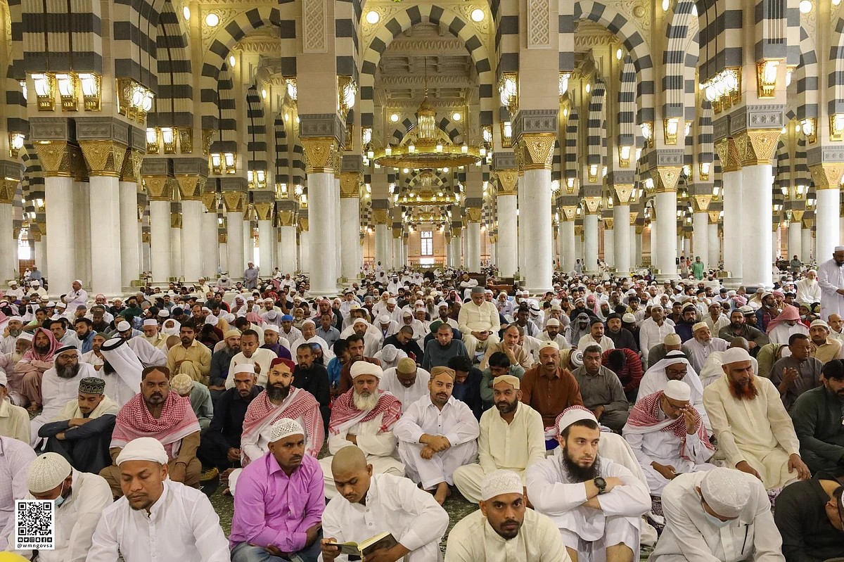 جموع المصلين يُؤدون صلاة آخر جمعة من رمضان بالمسجد النبوي