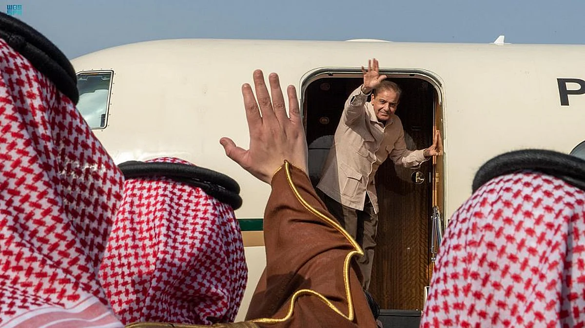 رئيس وزراء باكستان يغادر جدة