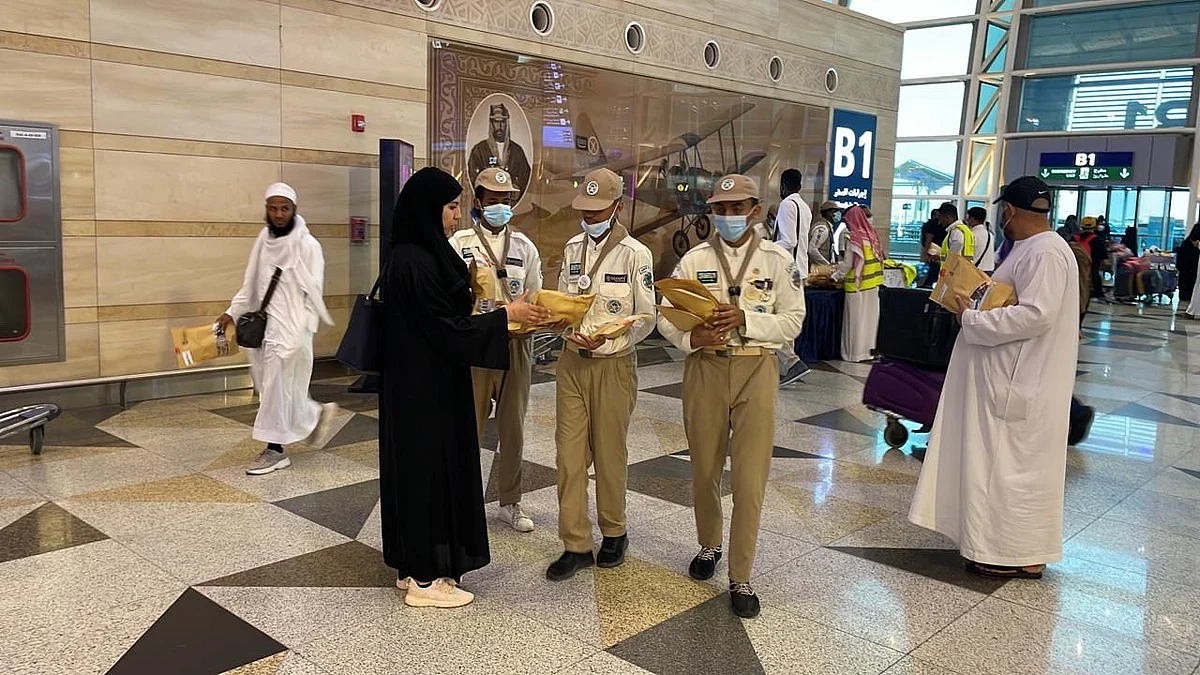 كشافة "تعليم جدة" يسهّلون قدوم المعتمرين بمطار المؤسس في العشر الأواخر