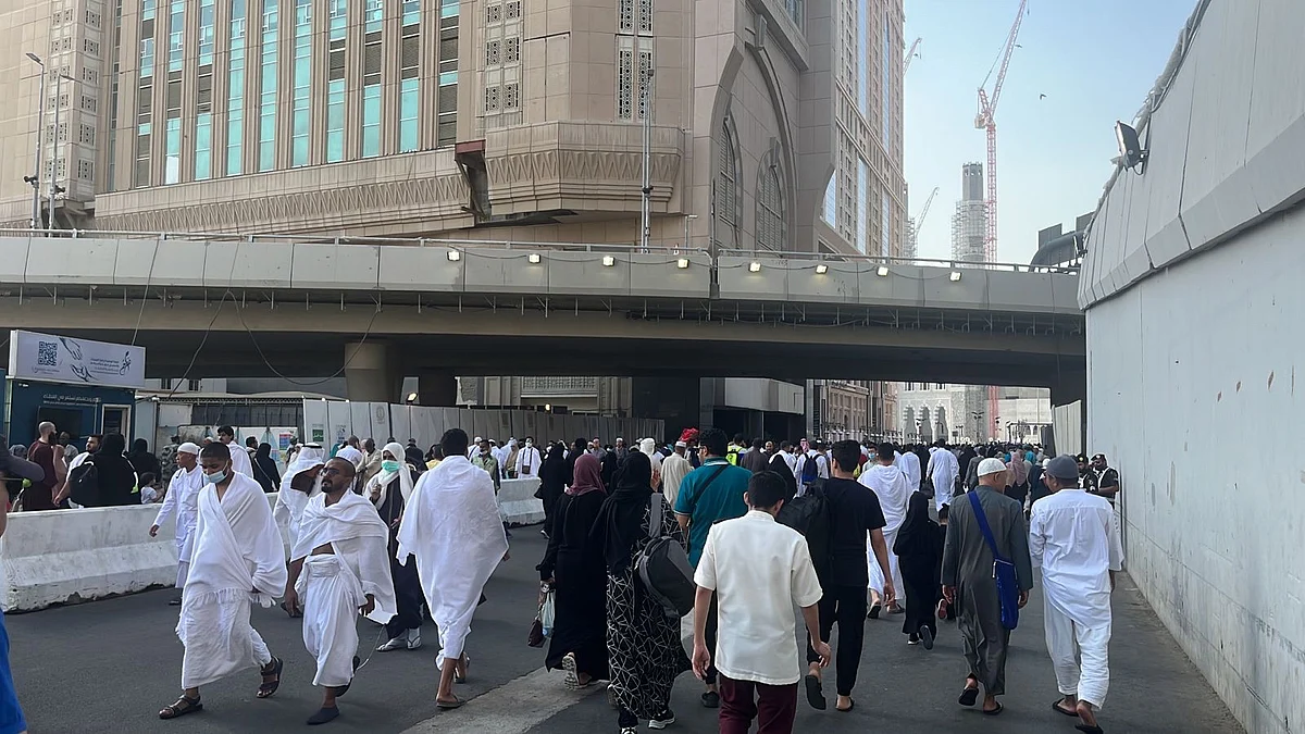 استنفار والصور حية.. شاهد المصلون يتوافدون للحرم لحضور ختم القرآن