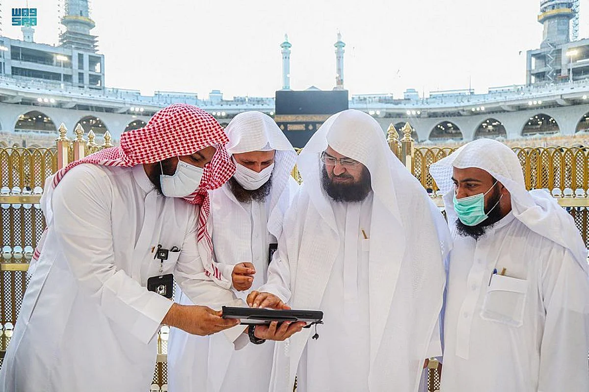 بـ5 لغات عالمية.. "السديس" يدشن كتاب "معالم من الحرمين" لخدمة ضيوف الرحمن