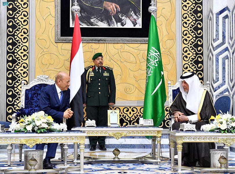 رئيس مجلس القيادة الرئاسي اليمني يصل إلى جدة
