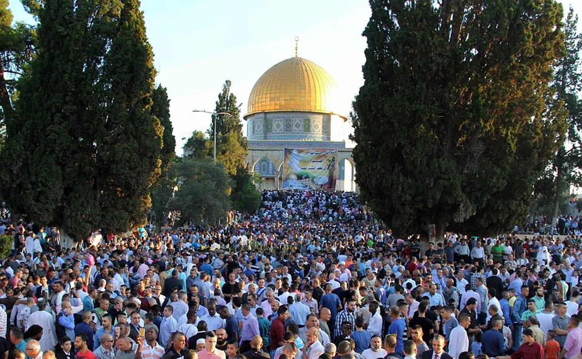 200 ألف مصلٍّ يؤدون صلاة عيد الفطر بالمسجد الأقصى