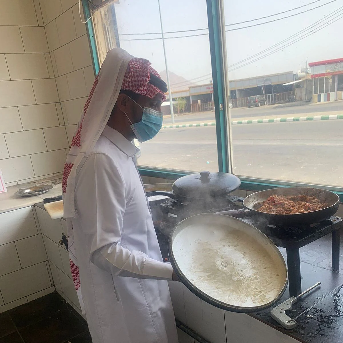 جولات بلدية بارق تراقب المحال التجارية وتغلق المخالف منها