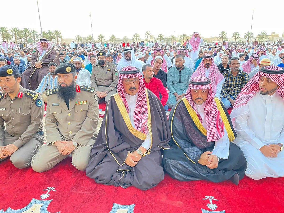 محافظ الأفلاج يتقدّم المصلين ويستقبل المهنّئين لعيد الفطر