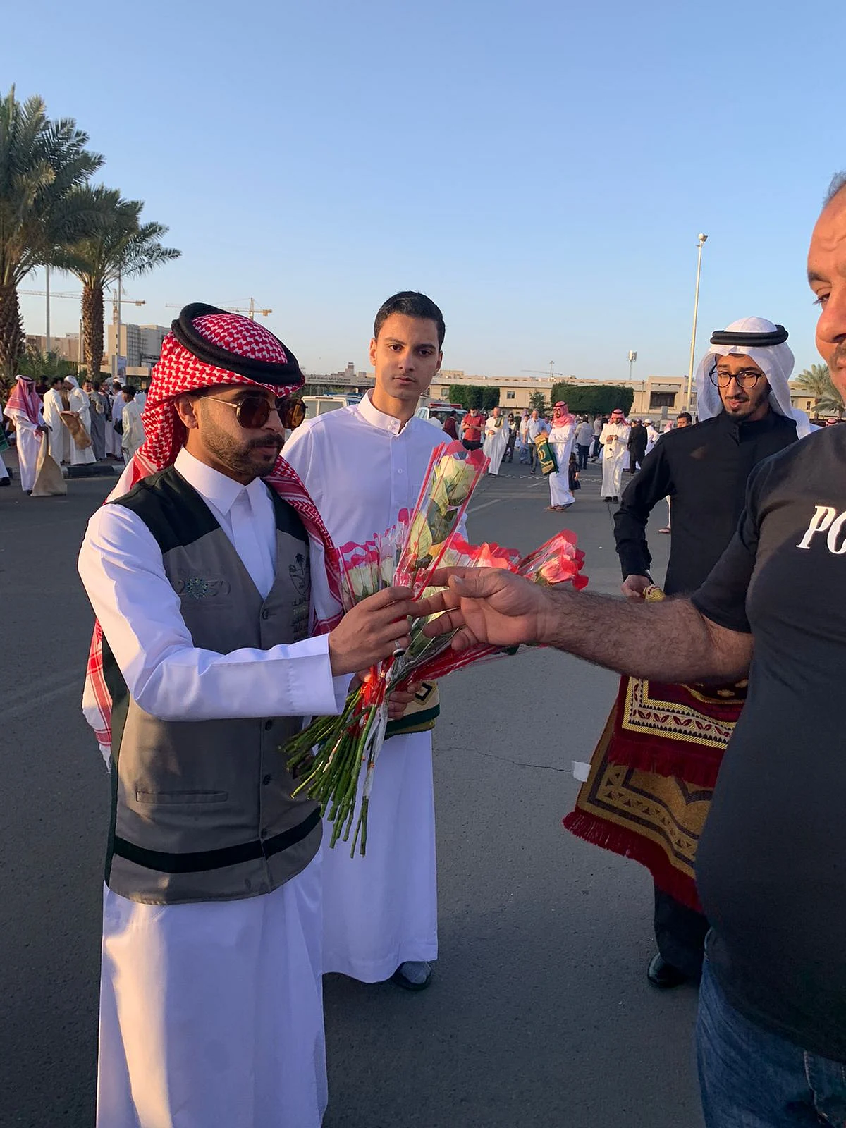 شاهد.. "أمانة الطائف" تعايد المواطنين بالورود والهدايا والحلوى
