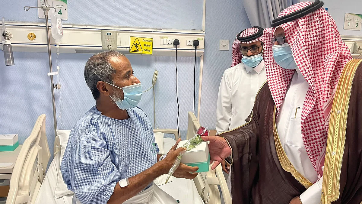 محافظ شرورة يزور جمعية الأيتام ويعايد المنومين بالمستشفى العام