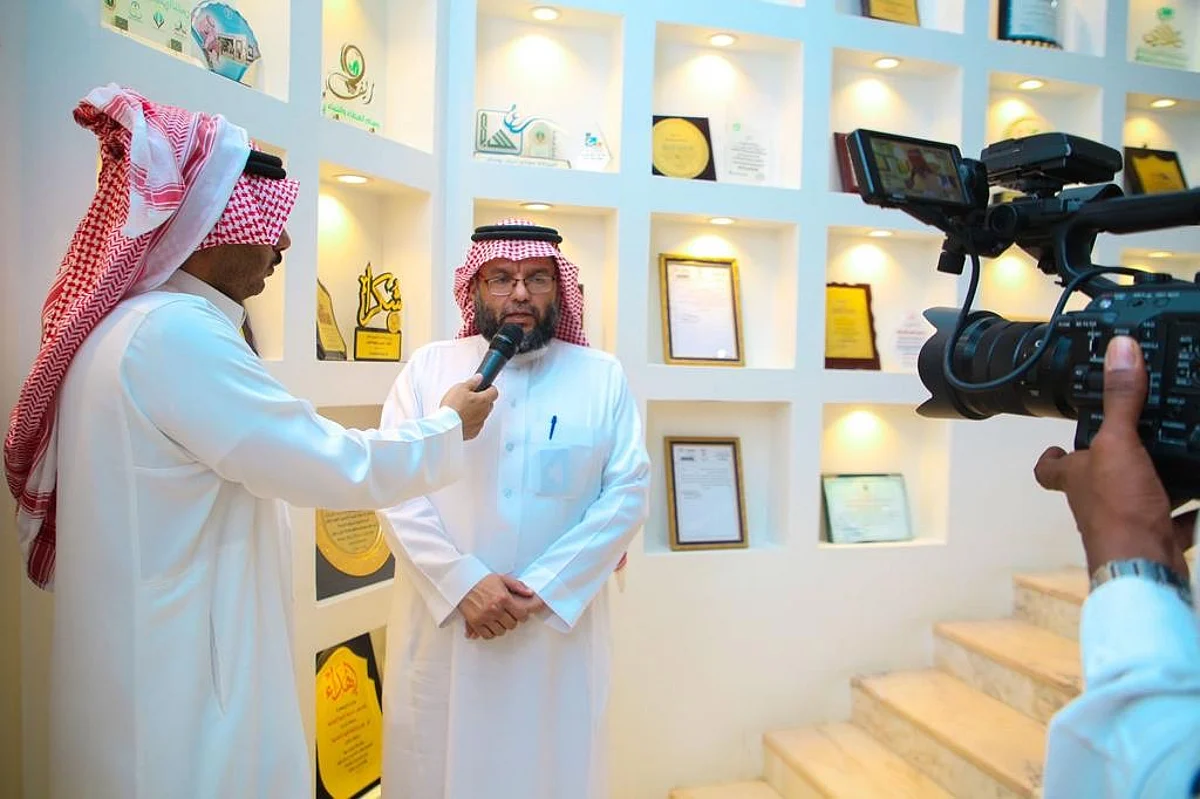 وفد من جمعيتَيْ "تنومة" و"النماص" يشيد بدور لجنة الأفلاج الاجتماعي