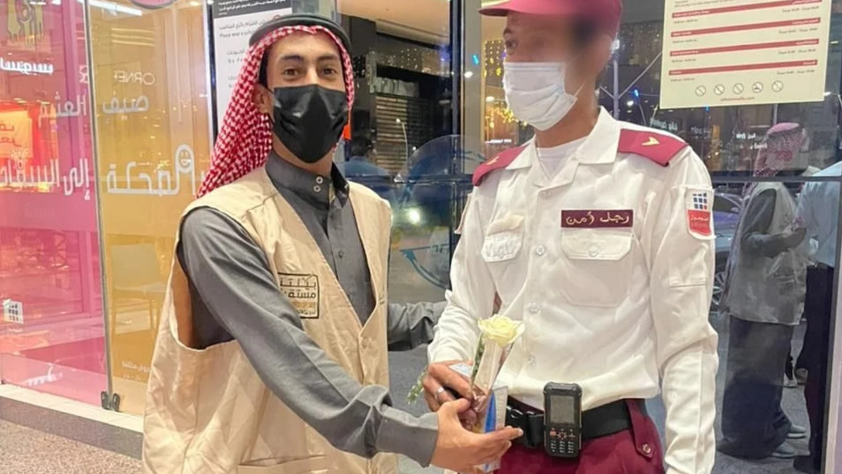 "جود" تعايد حرّاس الأمن بالورد والعطور بالمراكز التجارية في حائل