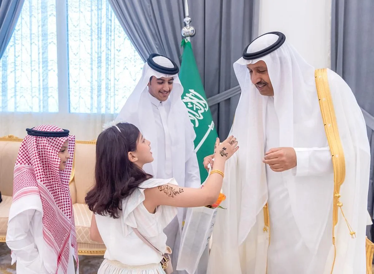 بمناسبة العيد.. أمير الباحة يستقبل أسر وذوي شهداء الواجب